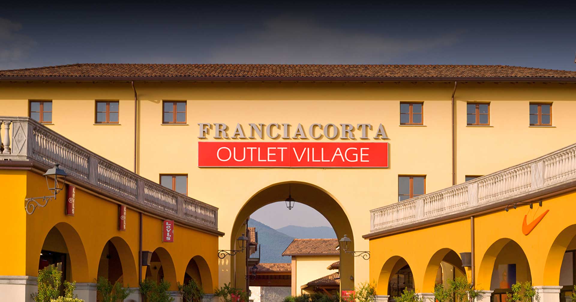 Гамма аутлет. Franciacorta Outlet Village. Аутлет Италия Брешия.